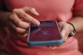 Usuarios revisan sus aplicaciones bancarias tras la implementación del MTU, mientras autoridades alertan sobre llamadas y contactos fraudulentos que buscan aprovechar la confusión generada por la nueva medida