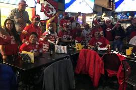 Fans de los Chiefs en México se conformarán con la foto del 'amargo' recuerdo