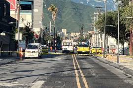 Al menos dos personas resultaron muertas y tres más heridos de bala en un ataque armado en el bar Distrito F de la colonia Tecnológico de Monterrey, Nuevo León.