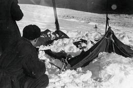 El Incidente del Paso Dyatlov dejó nueve jóvenes muertos en los Montes Urales en 1959. Estas son las principales pistas y teorías del caso.