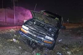 La camioneta que protagonizó el accidente en el libramiento Óscar Flores Tapia sufrió daños significativos tras perder el control.