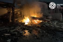 Un incendio y explosión aparentemente causado por pirotecnia mantiene una moviización la noche de este viernes en los límites de Apodaca y Pesquería, Nuevo León.