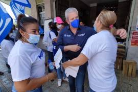 Marcelo Torres visita comerciantes del Mercado Juárez