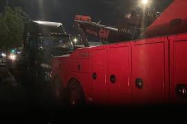 El tracto camión con placas del servicio público federal fue asegurado durante la intervención policial en Arteaga, Coahuila.