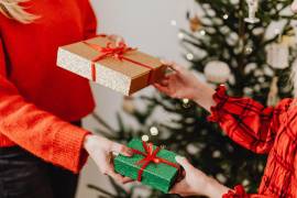 Los juegos con regalos se han convertido en una tradición popular de Nochebuena, al fomentar la convivencia, la participación y la creación de recuerdos compartidos entre familias y amigos durante las celebraciones decembrinas.