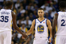 Multan a Stephen Curry, Draymond Green y Kevin Durant por irse en contra del arbitraje