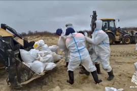 Foto suministrada por el Servicio de Prensa del Ministerio de Emergencias de Rusia que muestra a trabajadores tratando de limpiar el derrame petrolero en la región rusa de Krasnodar, el 4 de enero del 2025. FOTO: