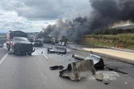 Las autoridades mantienen el sitio acordonado mientras realizan labores de limpieza y control del riesgo.