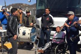 Banda Los Recoditos canta tema a fan en plena calle