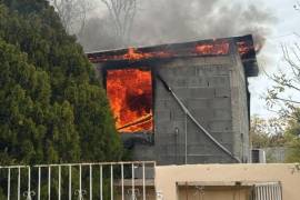 El incendio se concentró en la parte alta de la vivienda, lo que representó un riesgo adicional.