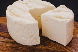 Un queso original requiere de un largo proceso de producción, por ello, en la industria a veces se recurre a hacer imitaciones.