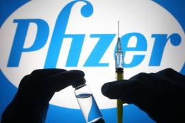 Según el video, Pfizer mantuvo en secreto la modificación de la vacuna, para evitar ataques cardíacos, y que no se utiliza la solución salina usual como regulador.