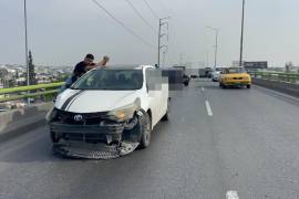 El Toyota Corolla impactó inicialmente a un Chevrolet Chevy y posteriormente alcanzó a una camioneta Nissan Magnite, generando daños en las tres unidades.