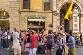 Florencia anuncia multas por comer en la calle