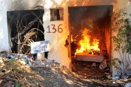 La vivienda abandonada de la calle Reforma, marcada con el número 136, ardía en llamas al momento de la llegada de los bomberos.