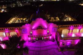 La Presidencia Municipal de Ramos Arizpe fue iluminada de rosa para promover la prevención del cáncer de mama durante Octubre Rosa.