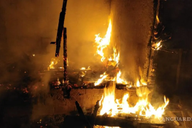 El cuerpo de bomberos trabajó para sofocar las llamas en el incendio causado por una fuga de gas.