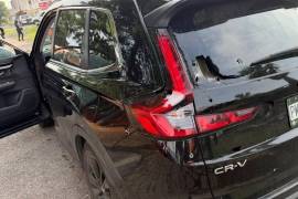 Atacan a balazos una camioneta del equipo de Rosi Wong, alcaldesa de Tecámac; dos colaboradores resultaron heridos y autoridades investigan.