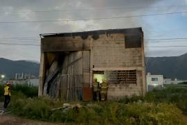 Bomberos trabajaron durante varias horas para controlar el incendio en la bodega.