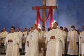 El Obispo de Torreón celebró la Misa Crismal, en la que los sacerdotes renuevan sus promesas sacerdotales, en la Catedral de Nuestra Señora del Carmen.