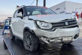 El Suzuki Ignis quedó severamente dañado tras impactarse contra los muros de contención en el periférico.