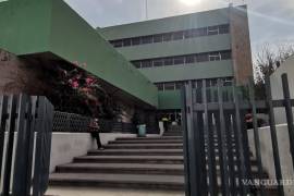 Britany, de 12 años, es atendida en el Hospital de Zona Número 7 del IMSS en Monclova, luego de ser trasladada de urgencia tras el accidente en la Unidad Deportiva.