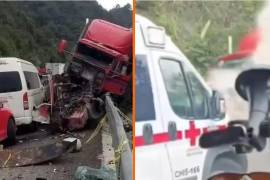Un video difundido en redes sociales captó el momento exacto en que un tráiler de Coca-Cola impactó contra varios vehículos en la autopista San Cristóbal de las Casas-Chiapa de Corzo, en Chiapas.