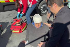 Paramédicos de la Cruz Roja brindaron atención al adulto mayor tras la caída.