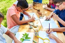 Los cursos representan una alternativa para mantener activos a niñas y niños durante las vacaciones, especialmente en hogares donde ambos padres trabajan.