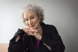 Apoya Margaret Atwood el aborto en Argentina