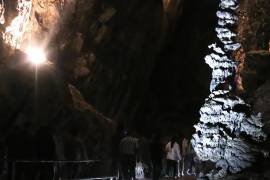 Un testimonio difundido por el periodista Óscar Balderas expone un presunto esquema de secuestro y extorsión contra turistas en las Grutas de Cacahuamilpa.