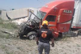 Un tráiler que transportaba garbanzo aparentemente se quedó sin frenos y se impactó contra varios vehículos dejando una persona sin vida y cuatro heridos, en la Carretera a Saltillo, en Nuevo León.