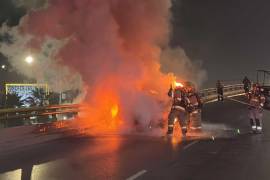 Elementos del cuerpo de Bomberos trabajaron para sofocar las llamas de la camioneta incendiada en el periférico LEA.