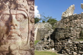 Mascarones y basamento arqueológico de Kohonlich