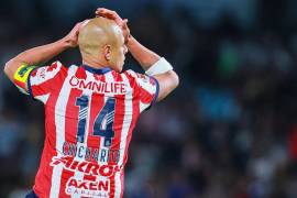 Chivas y Puma se deslindaron de los polémicos comentarios emitidos por Chicharito Hernández en redes sociales.