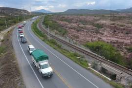 Aspectos del tráfico que se genera en la carretera a Zacatecas cuando regresan los trabajadores de las empresas en Derramadero