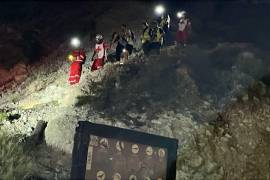Dos jóvenes fueron auxiliados tras perder el camino de regreso en el Cerro de las Noas. Los rescatistas de Torreón monitorearon su ubicación mientras avanzaban para encontrarlos.