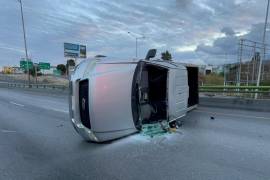 La camioneta volcada bloqueó ambos carriles, causando un caos vial en el puente del periférico LEA en Saltillo.