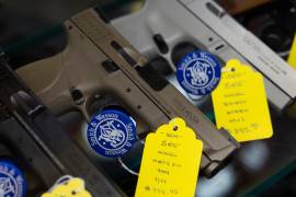 En estados de todo el país, los legisladores republicanos están impulsando leyes para ampliar la capacidad de poseer y portar armas de fuego