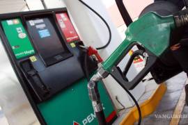 Uno de los vehículos afectados tras recibir gasolina contaminada se detuvo después de recorrer varios kilómetros.