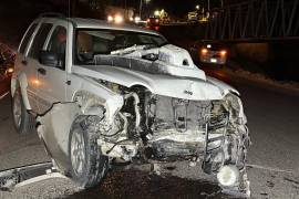 La camioneta Jeep Liberty resultó afectada en la parte frontal luego del choque ocurrido durante la madrugada.