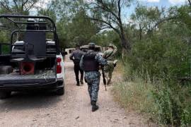 Elementos de la Agencia de Investigación Criminal, Guardia Nacional, Ejército Mexicano y Policía Civil Coahuila desplegaron un operativo en la zona del ejido San Isidro tras el reporte de presuntas detonaciones de arma de fuego contra trabajadores estadounidenses.