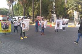 Los inconformes, integrantes del colectivo Todos Somos Uno, bloquearon de manera intermitente el tránsito de la calle Zaragoza