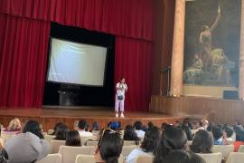 Kenya Cuevas, activista y defensora de los derechos humanos de la comunidad LGBTTTIQ+, impartió una conferencia en el Ateneo Fuente.