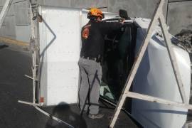 Camioneta con caja seca vuelca sobre el Bulevar Díaz Ordaz, en Monterrey; autoridades no localizaron al conductor en el lugar del accidente.