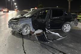 El Peugeot quedó con daños severos en la parte frontal luego de chocar contra la barrera.