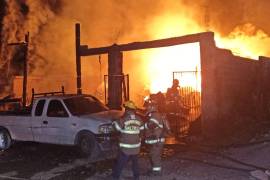 El cuerpo de bomberos trabajo por más de una hora para sofocar las llamas que destruyeron la casa.