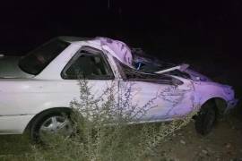 El vehículo de Juan José García, un TSURU con placas de Durango, quedó totalmente destrozado después de colisionar con un equino en la carretera Parras-Viesca.
