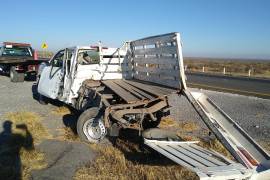 La camioneta impactó un poste de nomenclatura en el kilómetro 75 de la autopista.