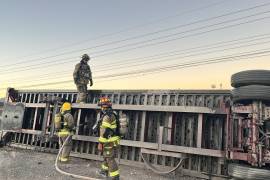 Los bomberos aseguraron los cilindros de gas dañados en el lugar del accidente.